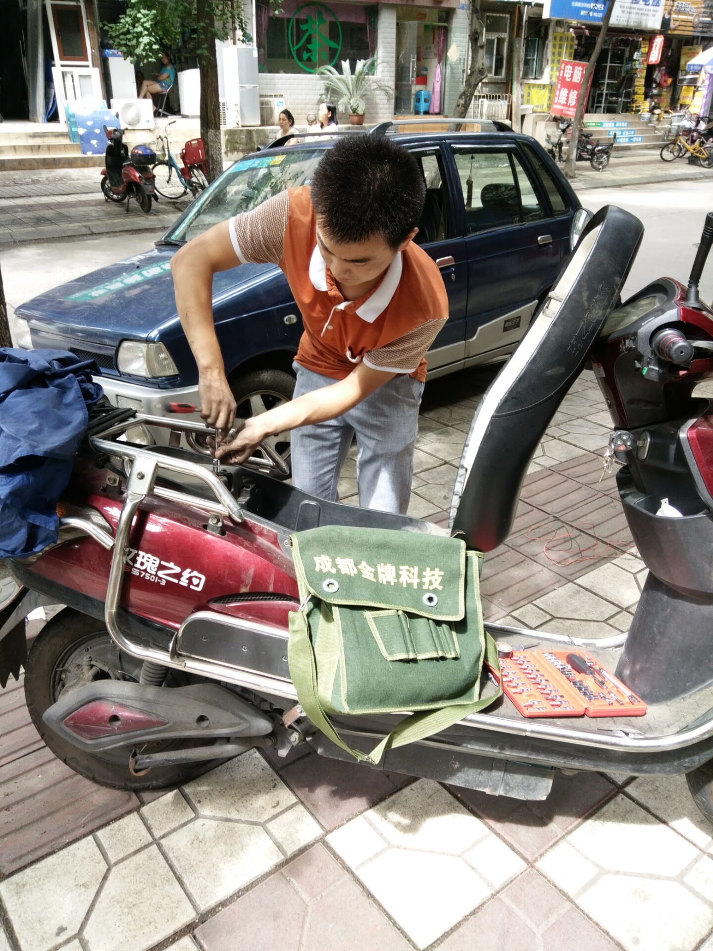 成都金牌科技有限公司于快遞公司合作